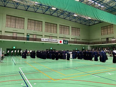 川西市総合体育館にて